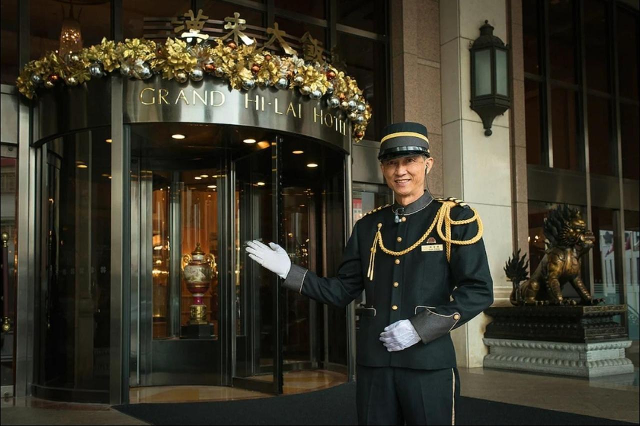 Grand Hi Lai Hotel Гаосюн Экстерьер фото A doorman at the entrance of the St. Regis New York